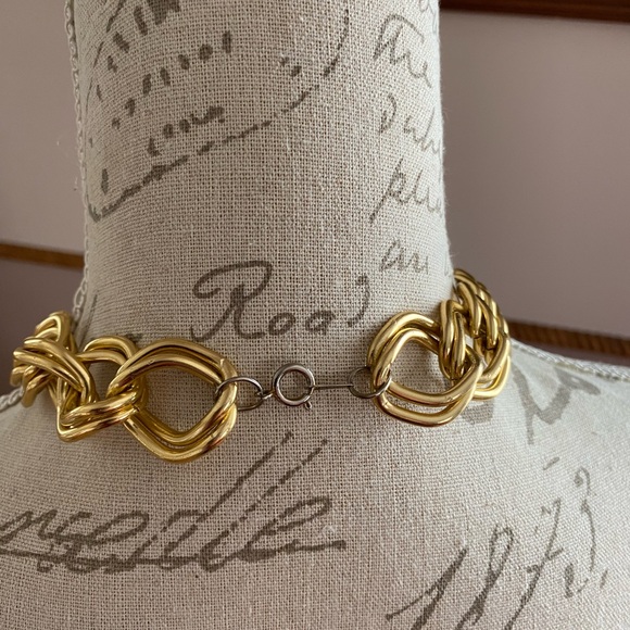 Beautiful gold tone necklace - Picture 2 of 2